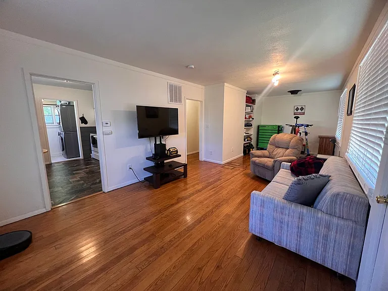 1350 Meade Ave — Photo 2