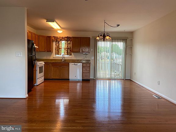 2nd image of 10703 Willow Ct