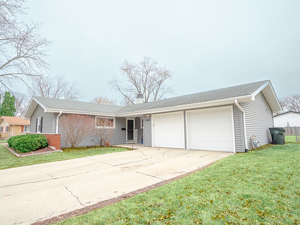 1st image of 1935 Larchmont Rd