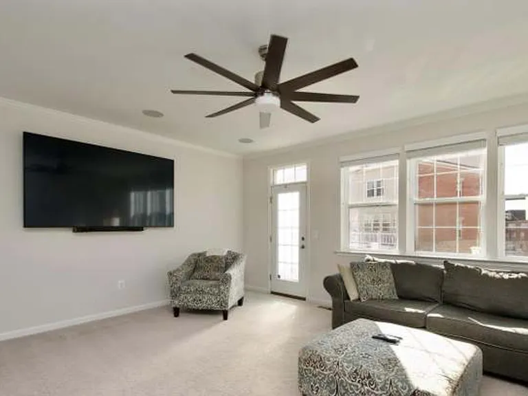 7812 Crescent Park Dr — Photo 2