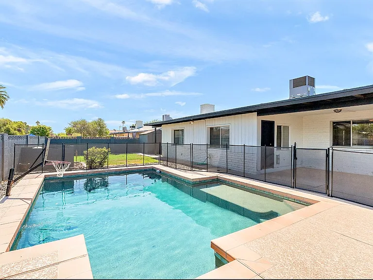 1410 E Bishop Dr — Photo 1