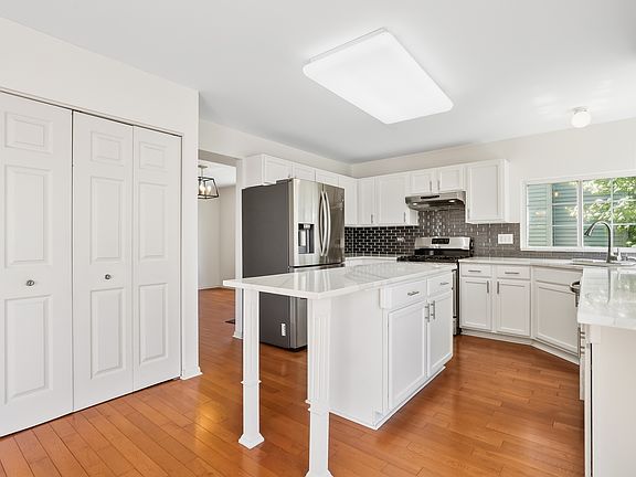 4th image of 1704 Charlotte Cir