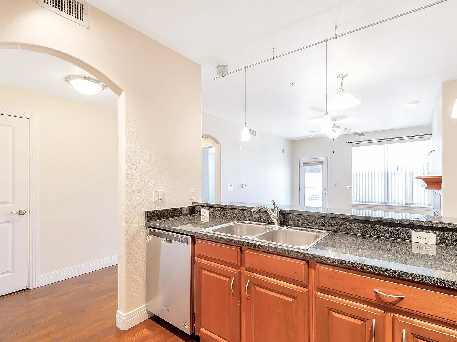2 bed, 1020 sqft, $2,350 — Photo 4