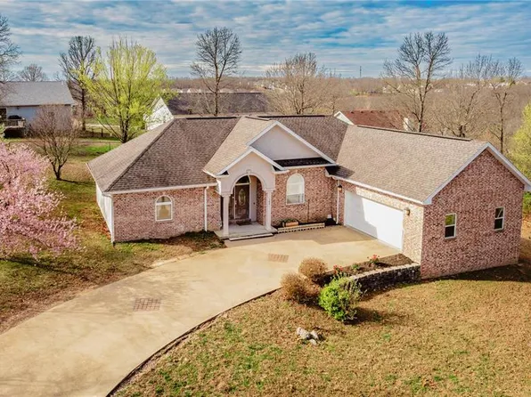 104 Cedar Ct, Saint Robert, MO 65584