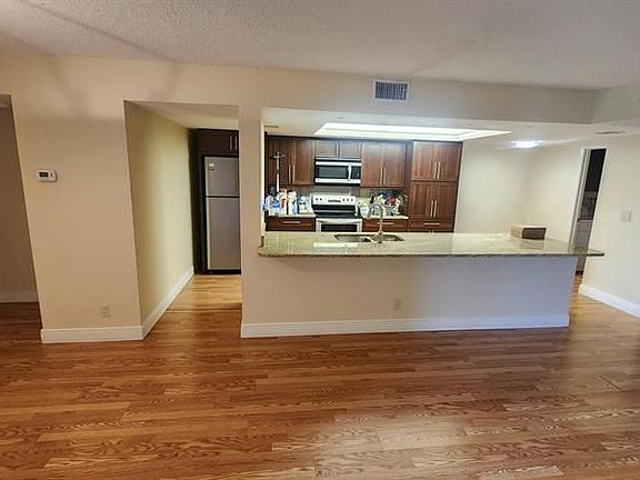5th image of 2255 Lindell Blvd APT 4209
