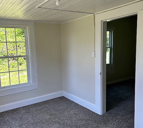 3rd image of 302 Ridgeway Pl