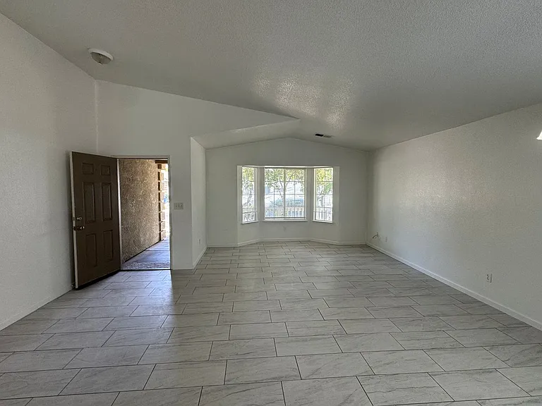 430 Vargus Ct — Photo 2