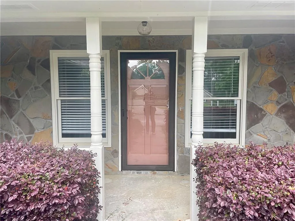 3 bed, 2.0 bath, 1860 sqft, $2,499 — Photo 2