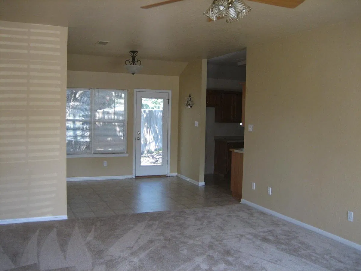 3 bed, 1180 sqft, $1,685 — Photo 2