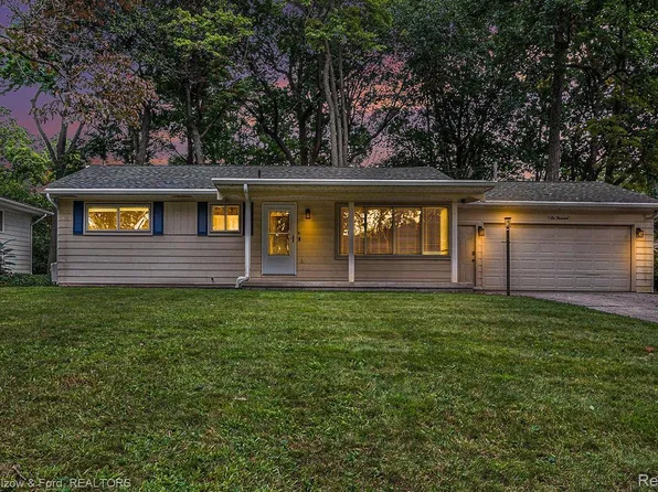 6000 Princess Ln, Clarkston, MI 48346