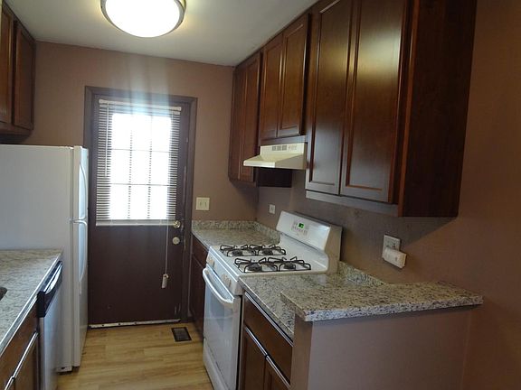 4th image of 328 Somerset Ln