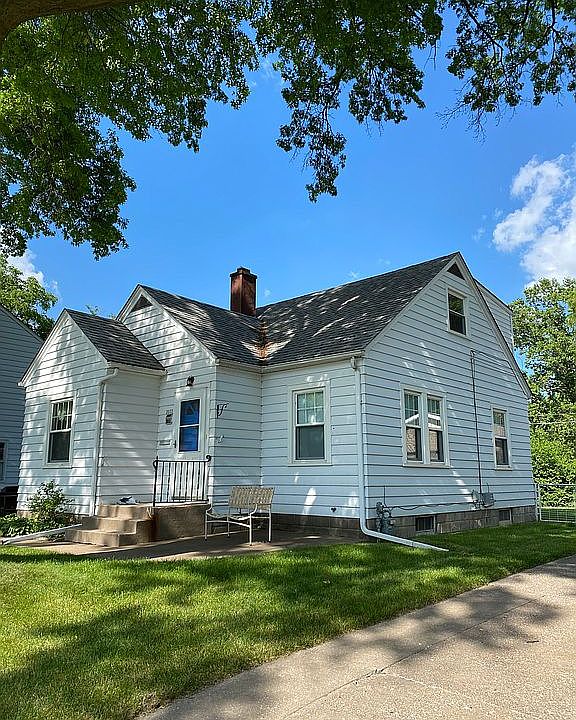 4 bedrooms 2 bathrooms 