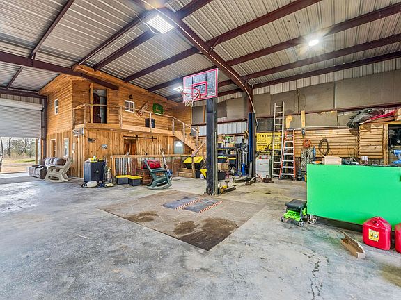 4th image of 243 Red Oak Ln