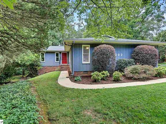 3rd image of 202 Chateau Dr
