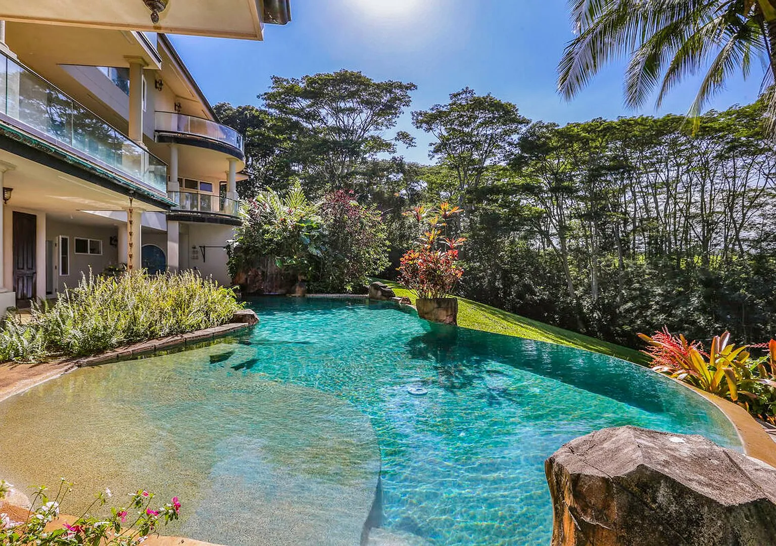 Large Estate with Pool and Hot Tub — Photo 2