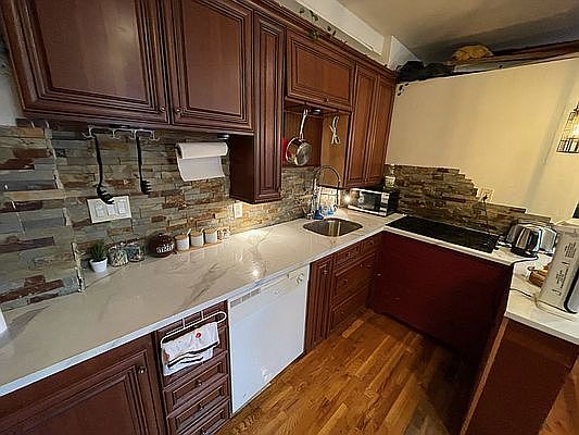 4th image of 520 Henry St #1R