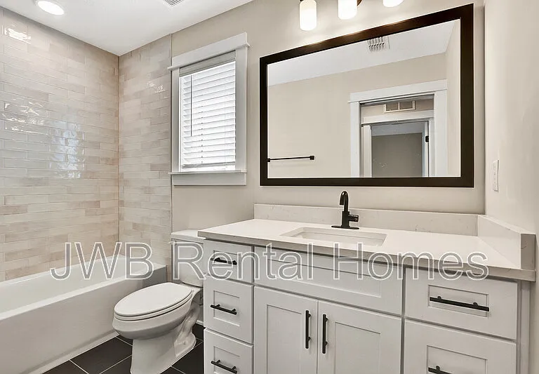 218 E 2nd St — Photo 17
