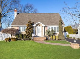 776 Arlington Dr, Seaford, NY 11783