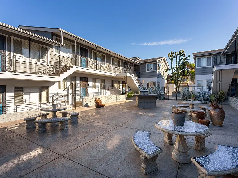 Talmadge Pacific Apartments — Photo 13