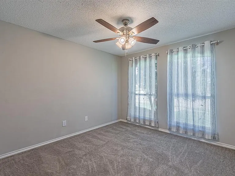 2801 Cambridgeshire Dr — Photo 20