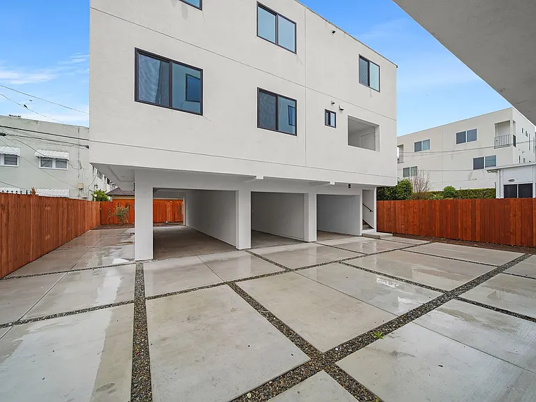 Luxury 2 and 3 Bed Townhomes with Covered Parking! — Photo 12
