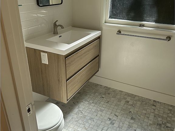 4th image of 27 Bulkley Ave #27