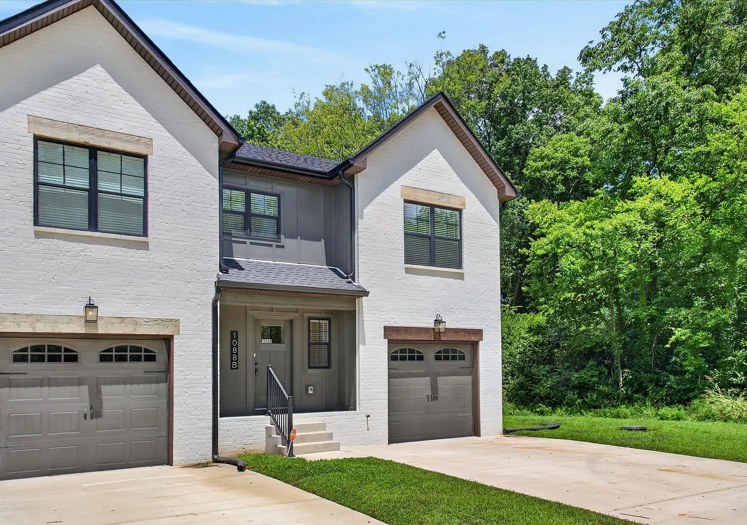 Pet Friendly Three Bedroom in Pleasant View! — Photo 2