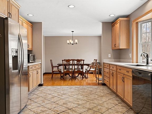 5th image of 213 Henshaw St