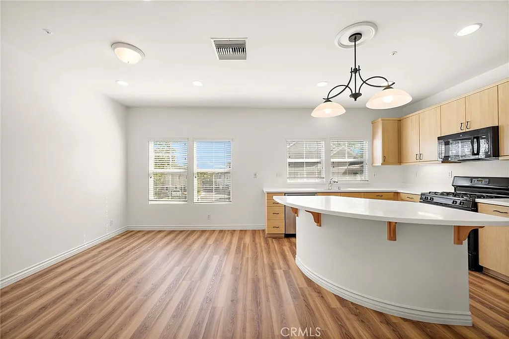 3 bed, 2.5 bath, 1635 sqft, $4,300 — Photo 4