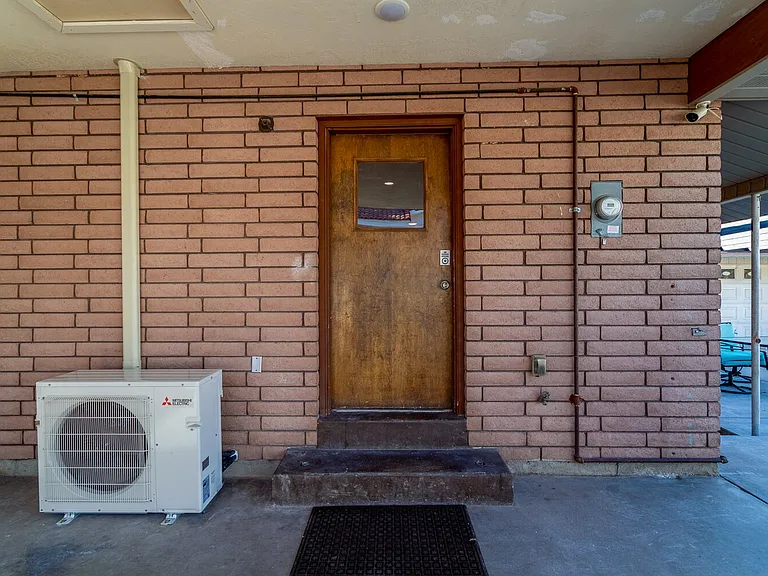 364-700 E — Photo 23