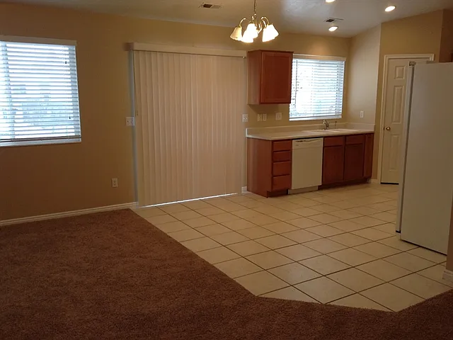 3 bed, 2.0 bath, 1390 sqft, $2,140 — Photo 4