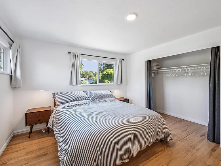 Upstairs bedroom, king bed