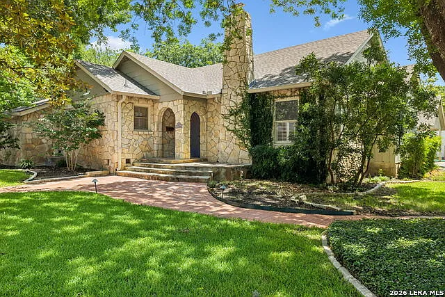 102 Nacogdoches Rd — Photo 2