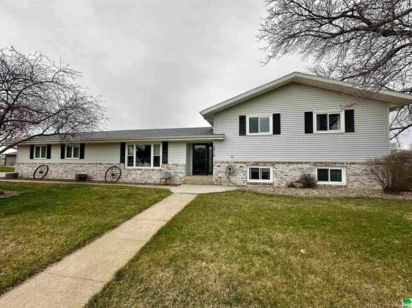 2716 Ivanhoe Dr, Sergeant Bluff, IA 51054