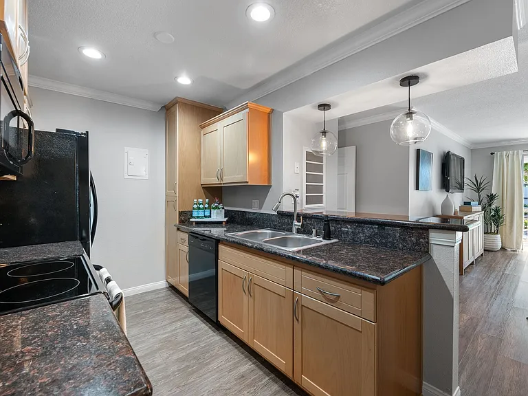 Beachwood Apartments — Photo 16