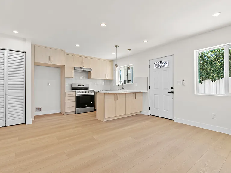 1133 N Maryland Ave #B — Photo 9