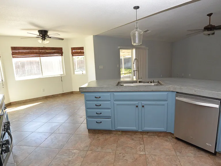 1724 S Grand St — Photo 3