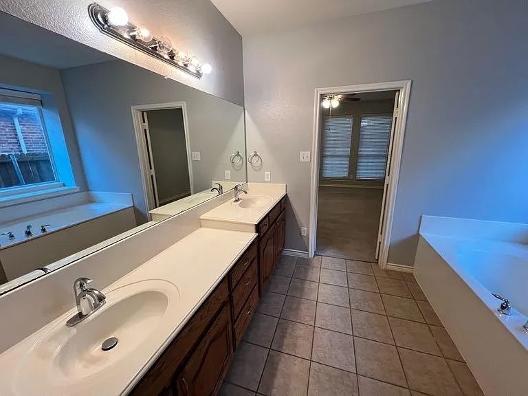 3904 Brush Creek Trl — Photo 40