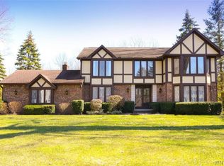 4665 Oakwood Ln, Clarence, NY 14031