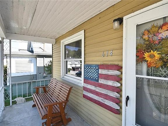 This lovely home is cute and cozy! A first-time homebuyer's dream!