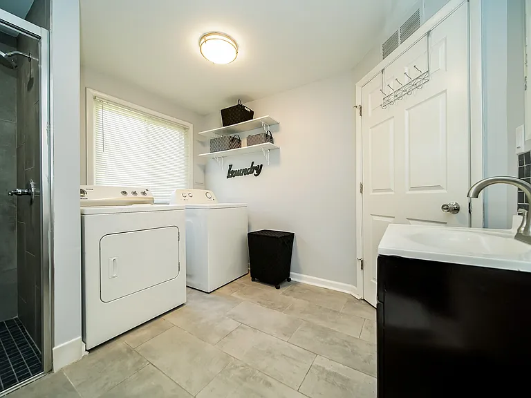 Hemlock Dr — Photo 31