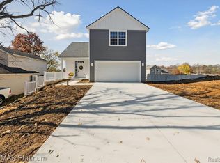 5006 Langdon Dr, Brighton, MI 48114