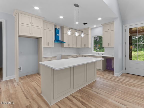 3rd image of 728 Kilchrist Rd