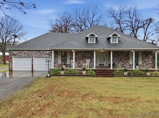 1101 N Navajo St, Chouteau, OK 74337