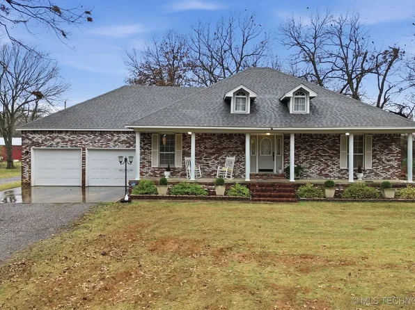 1101 N Navajo St, Chouteau, OK 74337