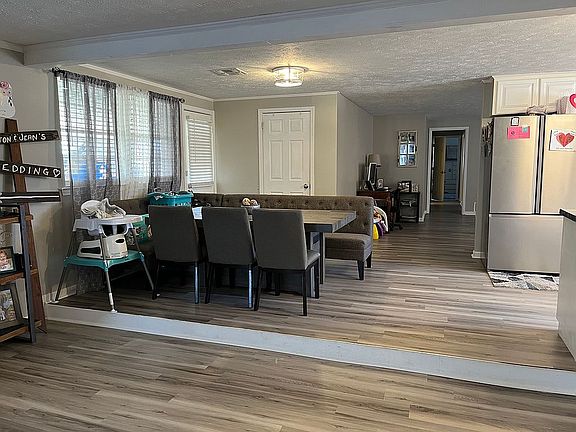3rd image of 219 Lilac Dr