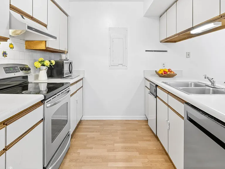 208 Finley Forest Dr — Photo 12