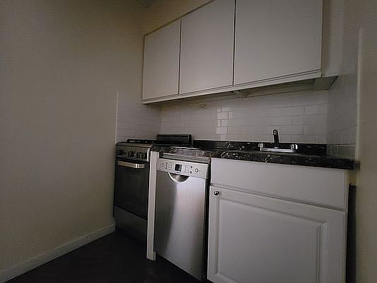 3rd image of 128 E 91st St #4
