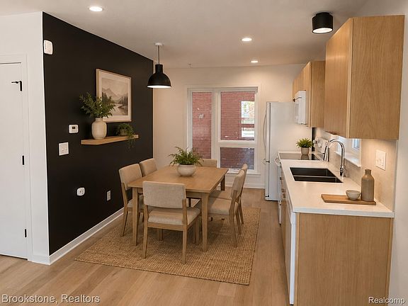 3rd image of 112 Mount Vernon St #6