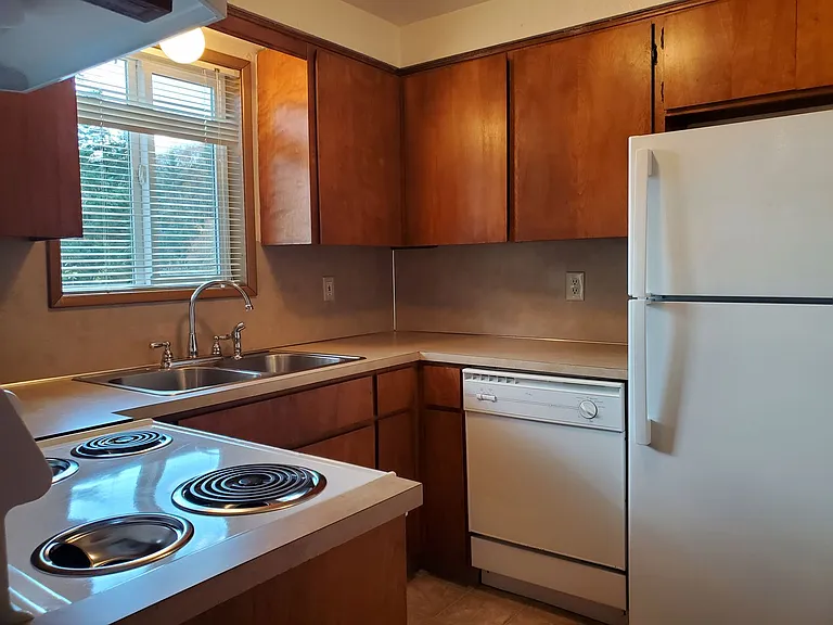 085-Applewood Apartments — Photo 3